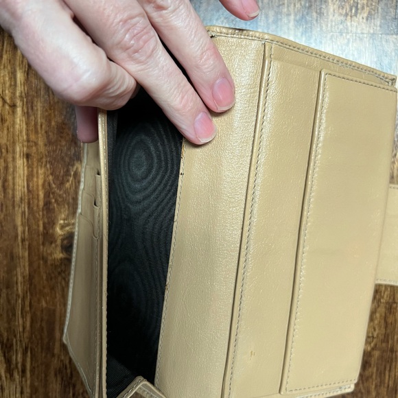 GUCCI Embossed Leather Snap Closure Bifold Long Wallet - Picture 11 of 15